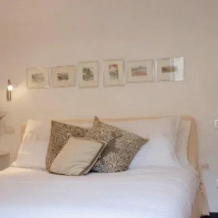 2 Bed House Sleeps 5 - Terrace - Communal Pool *