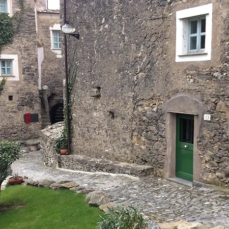 2 Bed House Sleeps 5 - Terrace - Communal Pool *