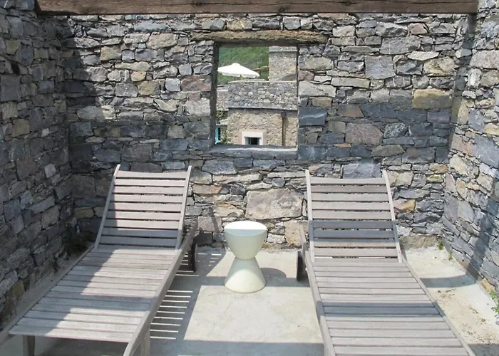 2 Bed House Sleeps 5 - Terrace - Communal Pool Colletta